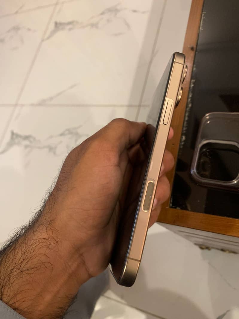 Iphone 16Pro Max 4