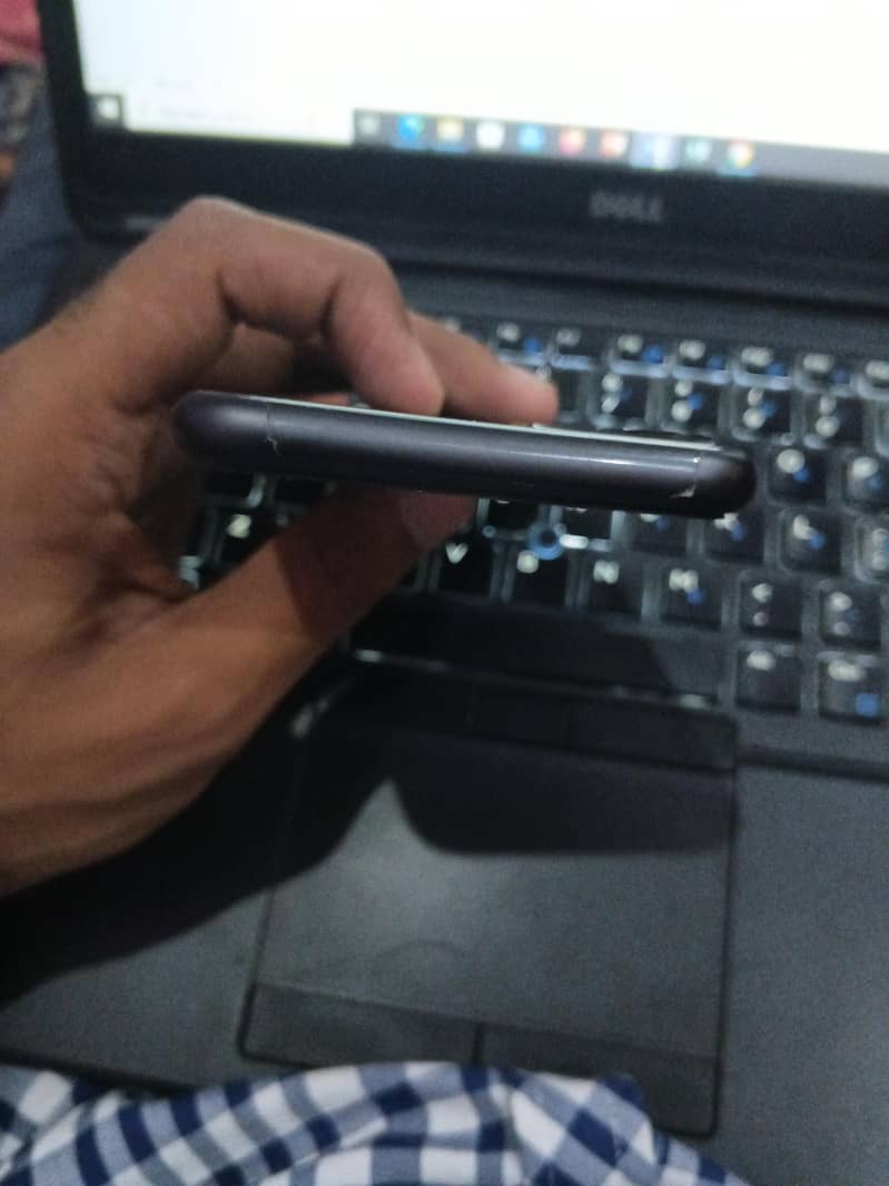 Apple iPhone 11 4