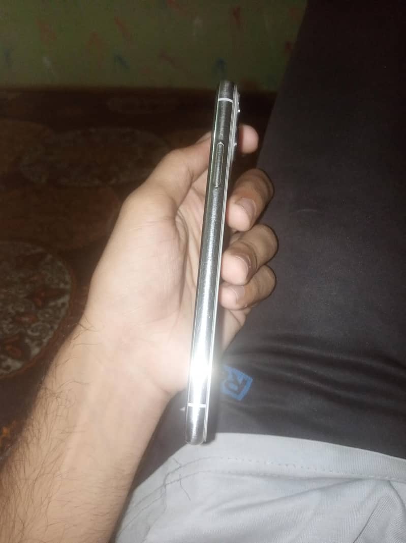 Apple iPhone X 4