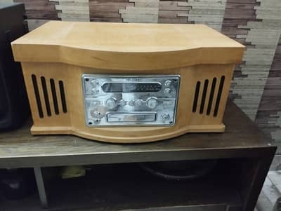 Turntable and CD player.