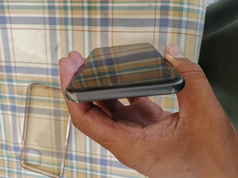 Apple iPhone 11 4