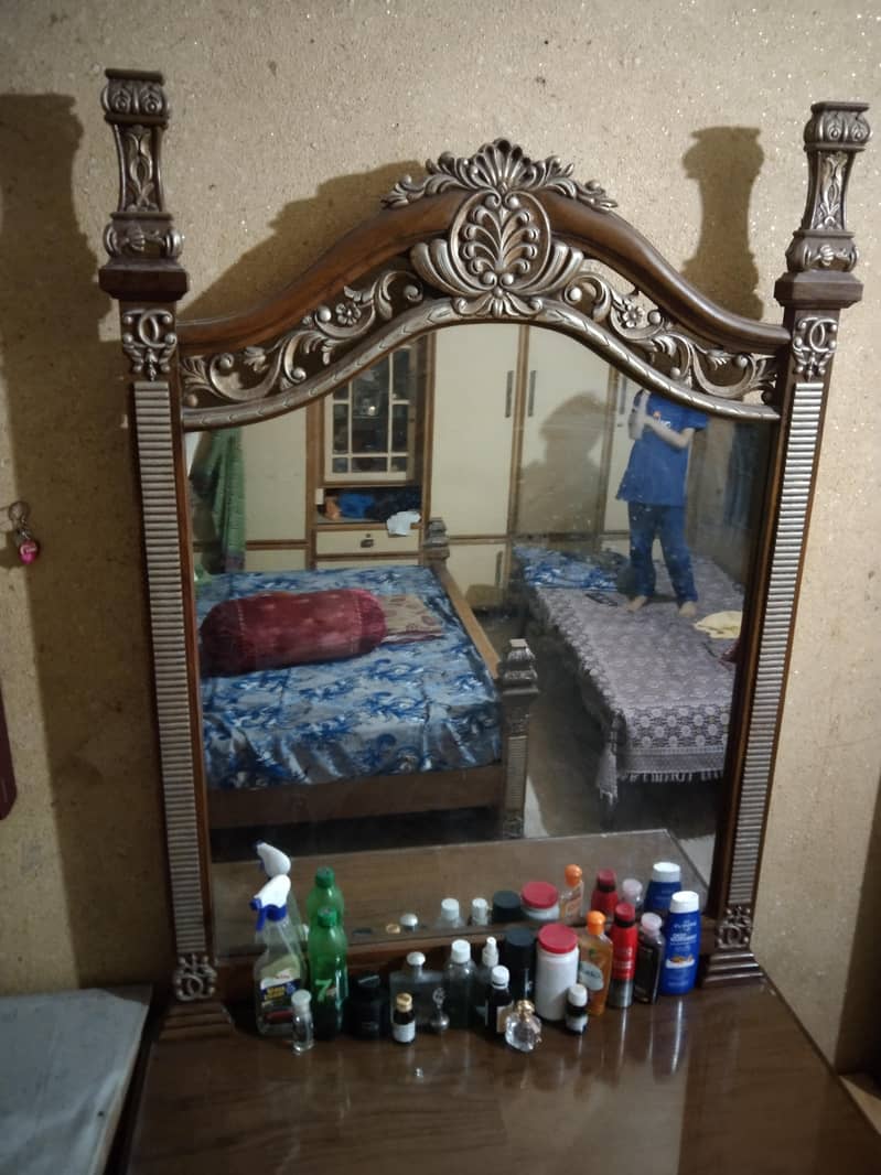 Dressing Table with looking Mirror 1