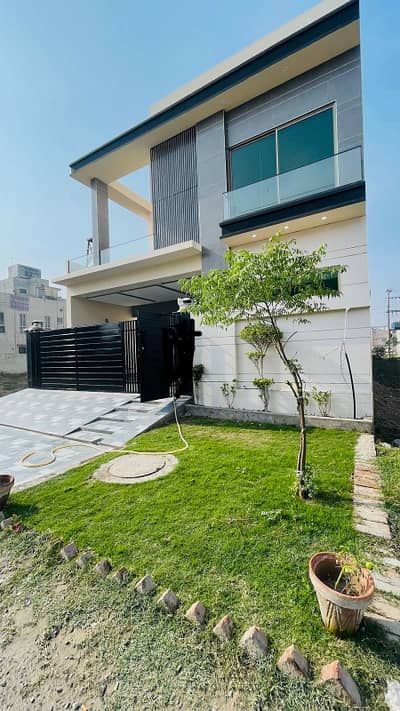 10 Marla Beautiful House Prime Location For Sale in LDA Avenue
