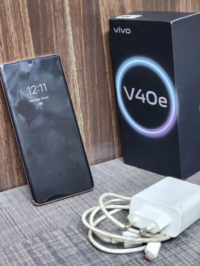 Vivo V40e with box charger
