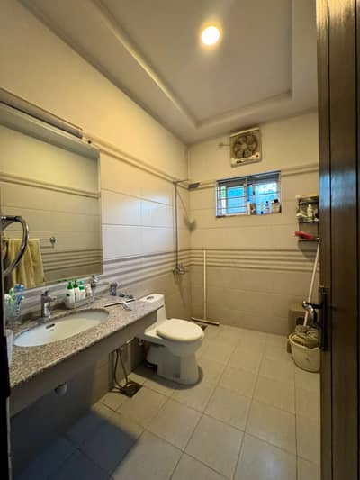 F-10 Excellent Double Storey House 1000 SQY Proper 7 Bedrooms, 7 Attached Bathrooms Modern Fittings Along With Tile Flooring Drawing Dining, TV Lounge, Kitchen