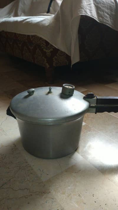 Pressure cooker