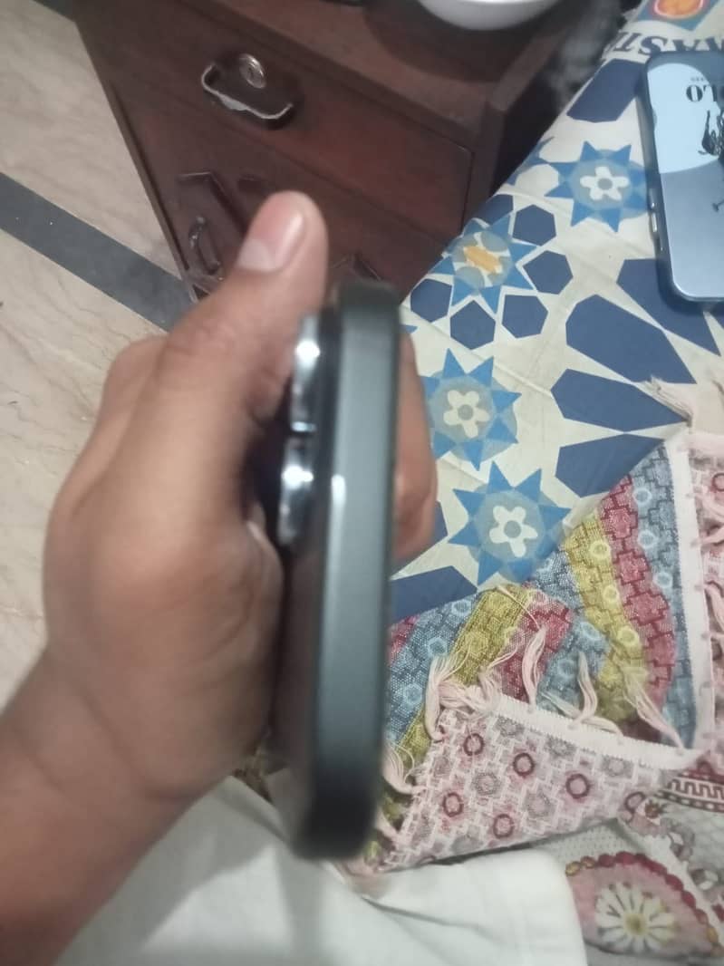 Apple iPhone 15 4