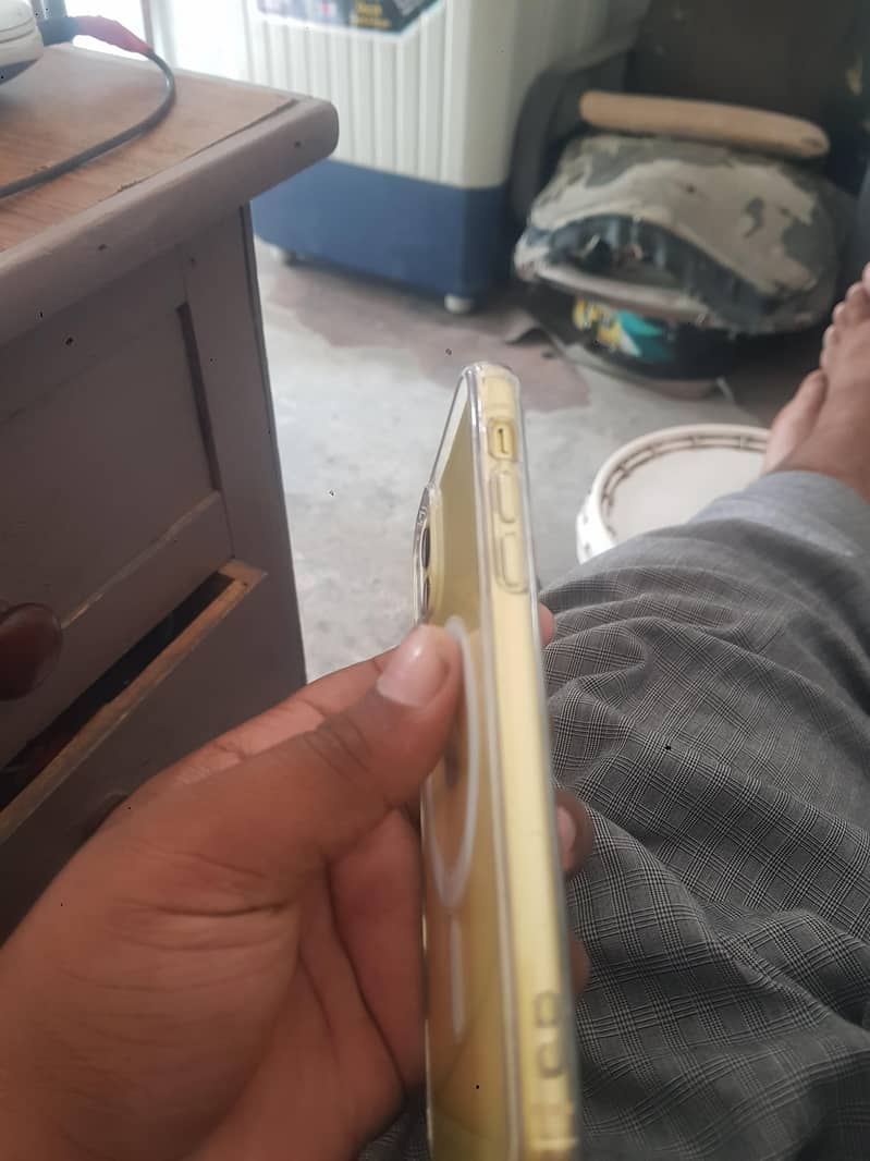Apple iPhone 11 4