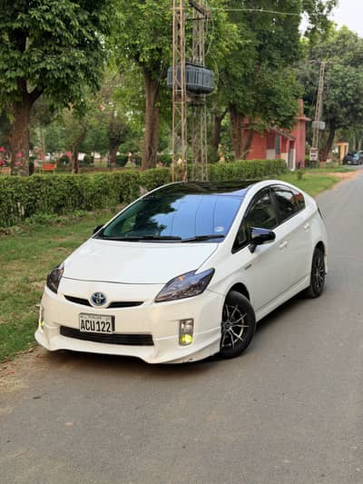 Toyota Prius 1.8 Available on Rent