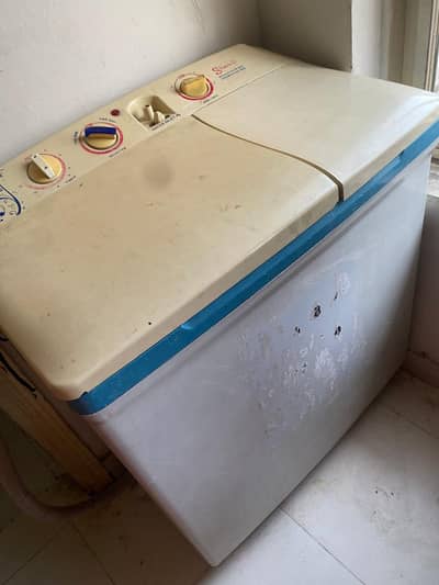Automatic twin tub Washing machine with spinner. Good Condition
