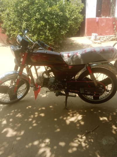 10/10 condition with original fuel thank and side cover