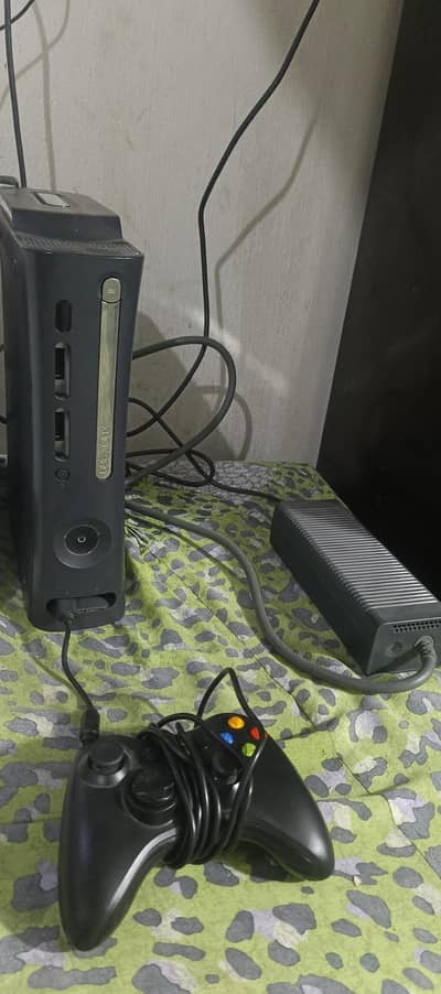 Xbox 360 Fat edition 500Gb 30 games pre installed