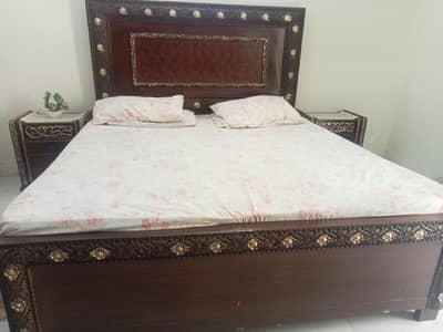 BEUTIFUL BED WITH 2 SIDE TABLES AND 1 DRESSING TABLE