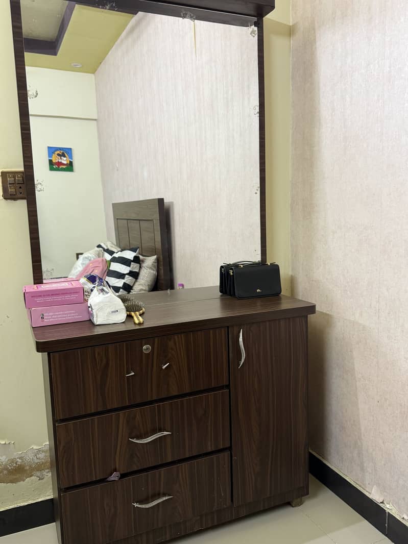 Dressing table in good condition 0