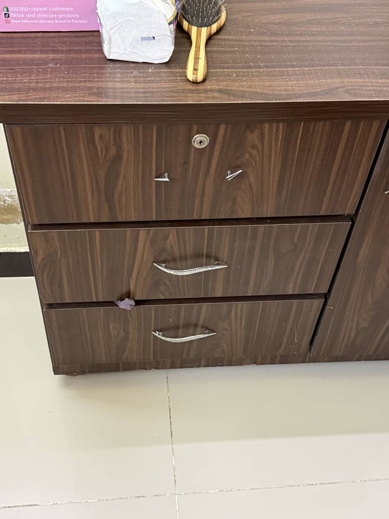 Dressing table in good condition 1