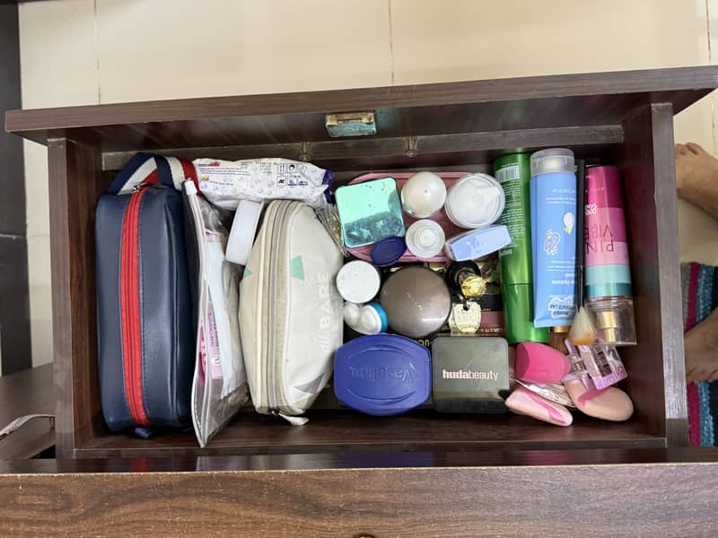 Dressing table in good condition 4