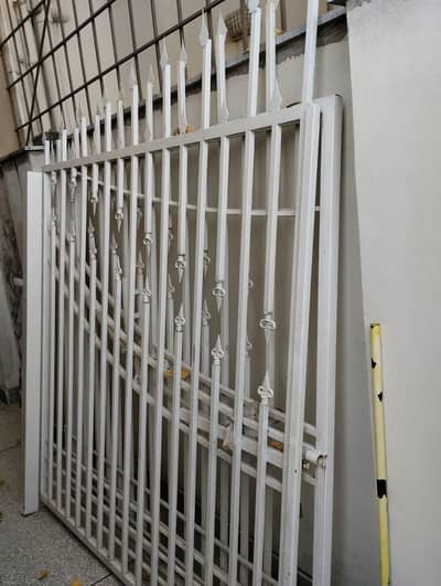 grill gate for sale bht ache quality ka bana hua hai 12 feet width