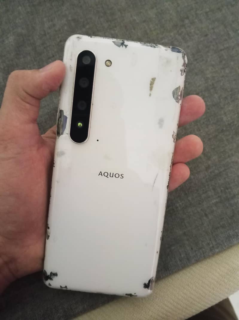 Sharp Aquos R5G 1