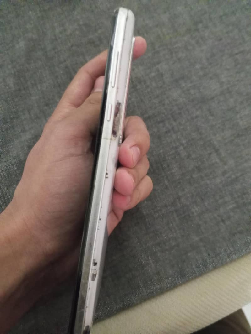 Sharp Aquos R5G 3