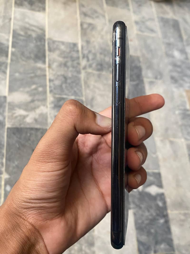 Apple iPhone X 4