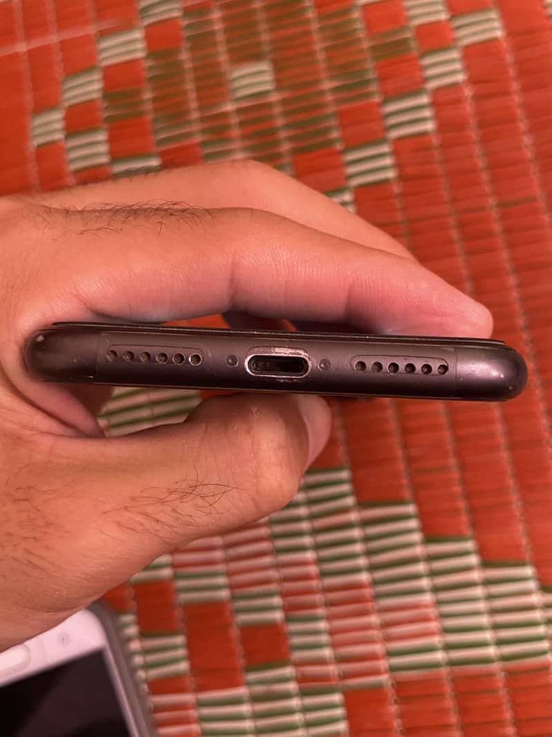 Apple iPhone 11 4