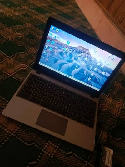 Acer C740 4/128gb 10/10 condition
