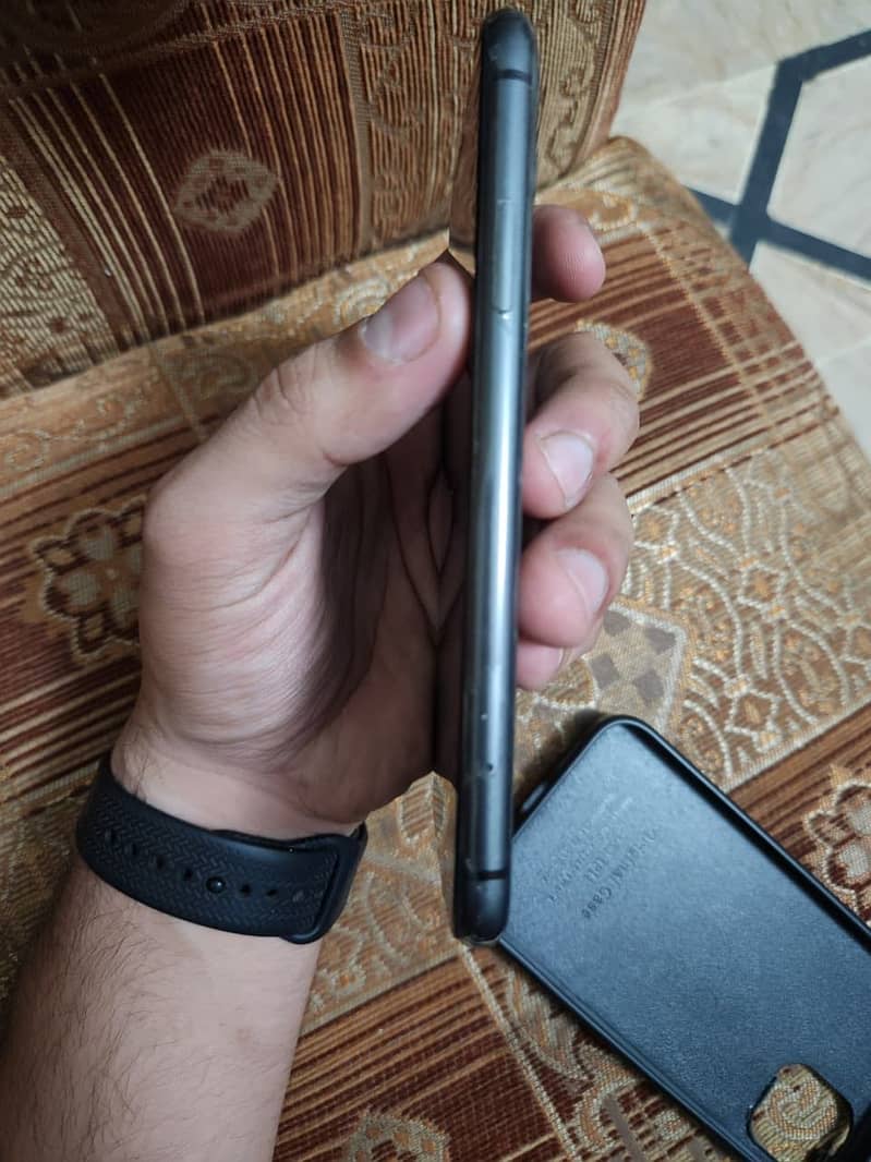 Apple iPhone 11 4