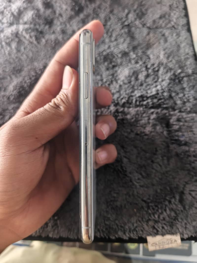Apple iPhone X 4