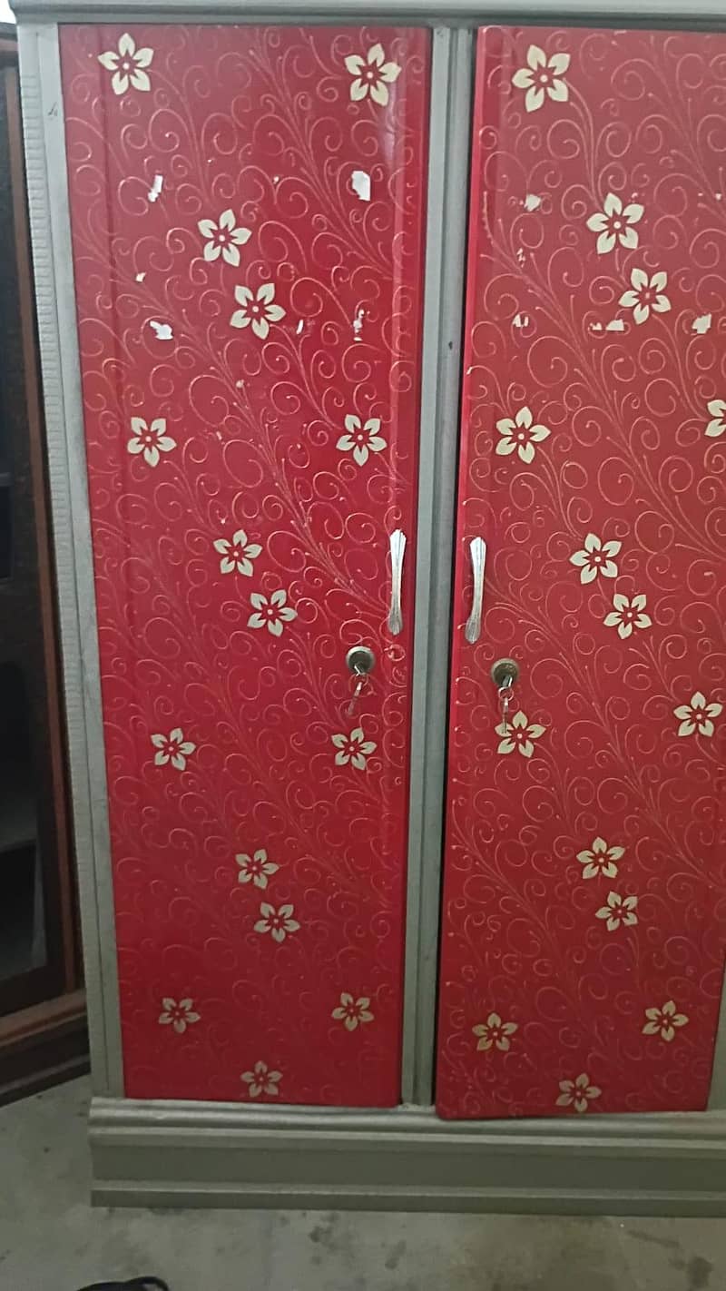 بہترین کنڈیشن میں لوہے کی الماری 0