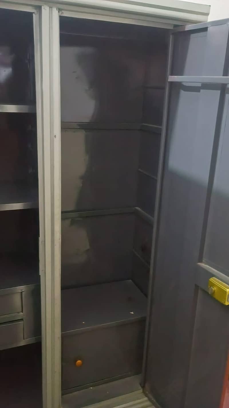 بہترین کنڈیشن میں لوہے کی الماری 3