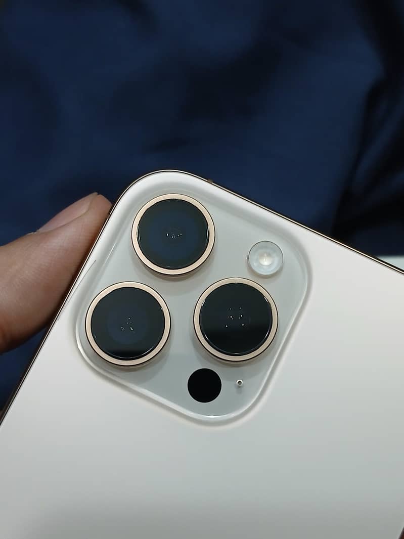 Apple iPhone 16 Pro Max 2