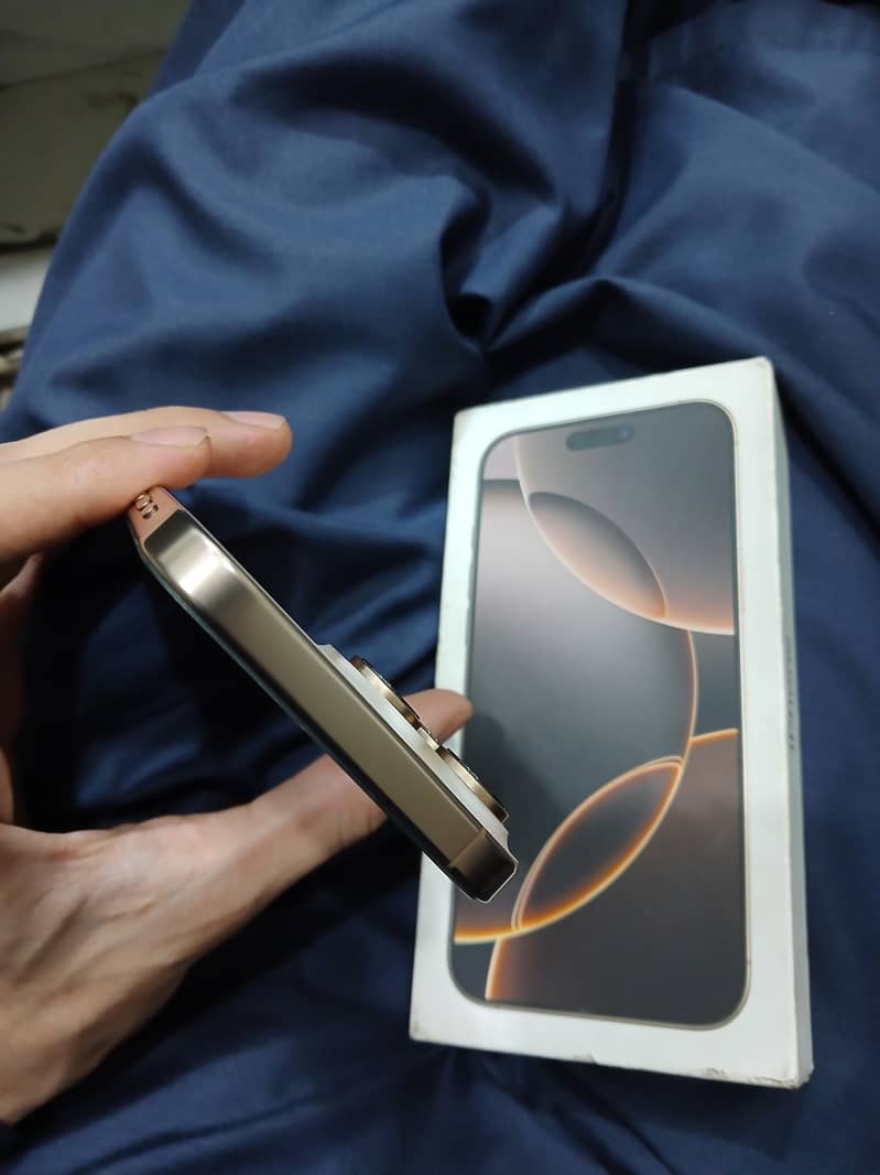Apple iPhone 16 Pro Max 6