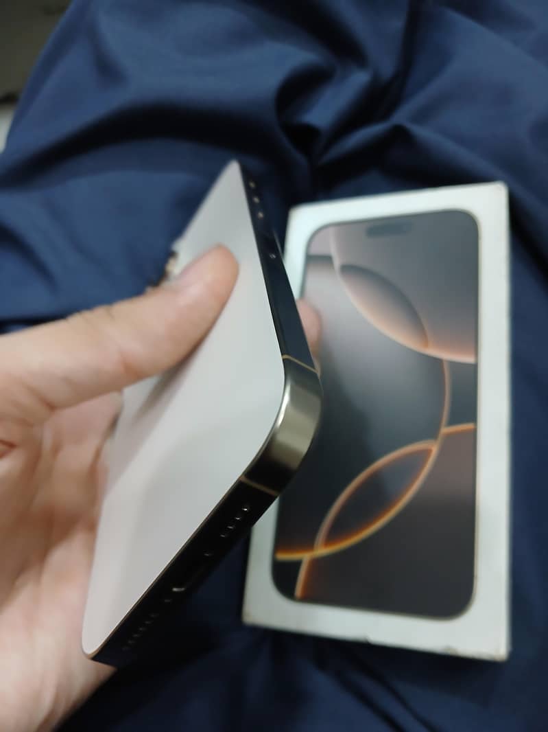 Apple iPhone 16 Pro Max 12