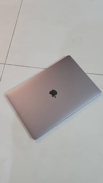 Macbook 2017 pro 15inch 16gb 500gb 4gb dedicated graphic card