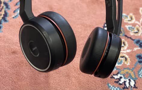 Jabra evolve 75 wireless bluetooth headphones.