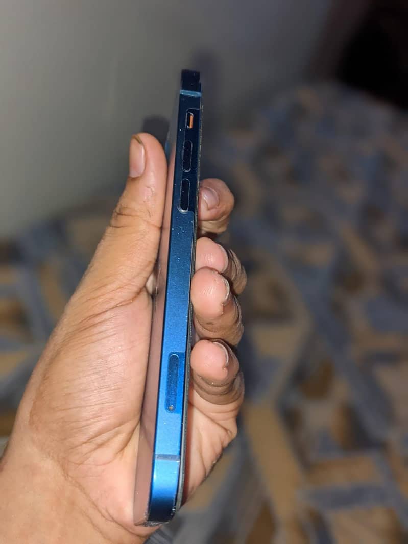 Apple iPhone 12 4