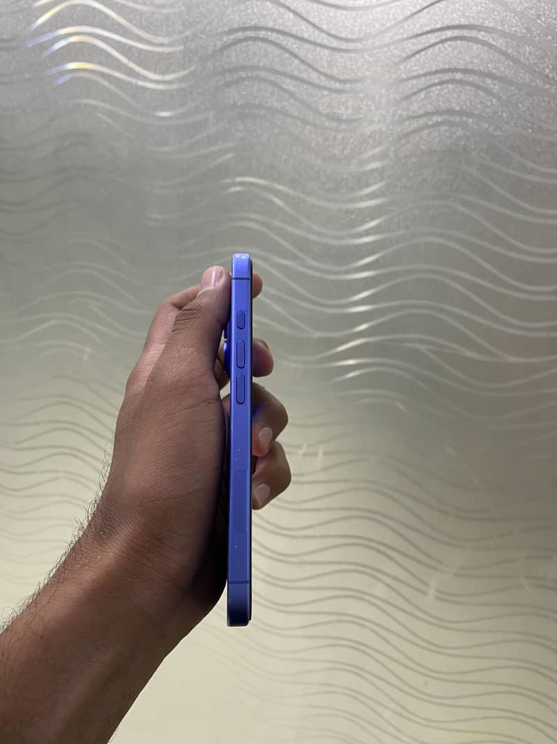 Apple iPhone 16 5