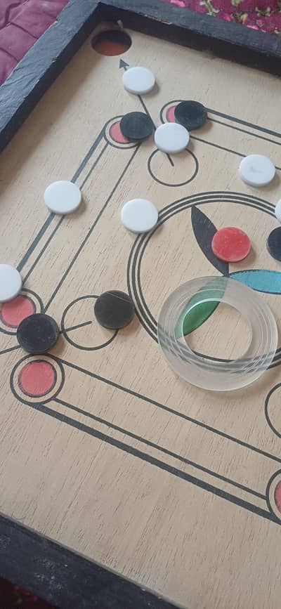 Carrom board