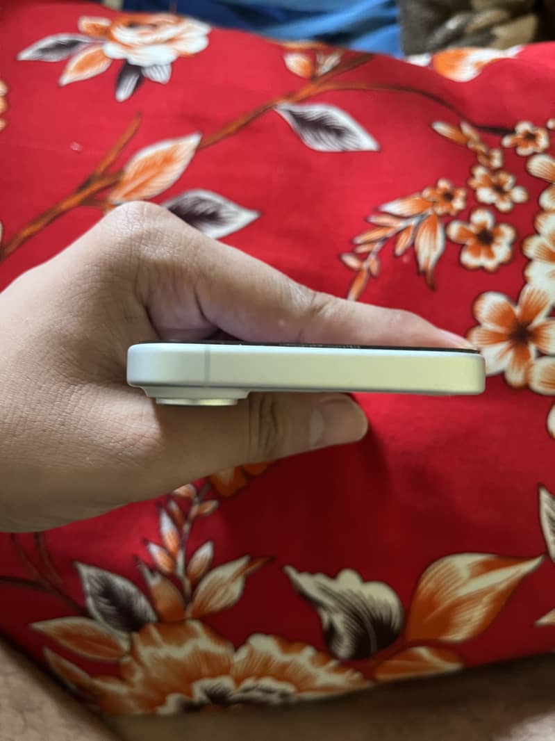 Apple iPhone 16 3