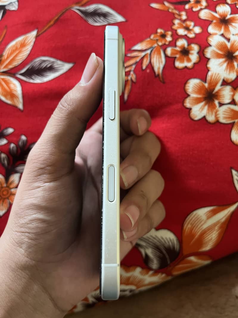 Apple iPhone 16 4