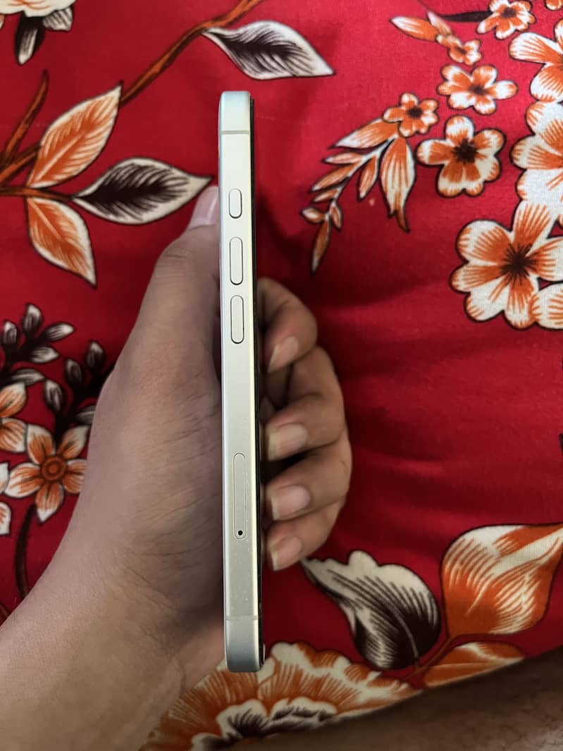 Apple iPhone 16 6