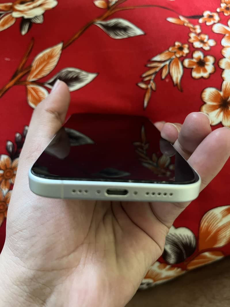 Apple iPhone 16 7
