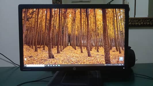 PC Elite Display E221 22 Inch LCD& 9.5" size PC