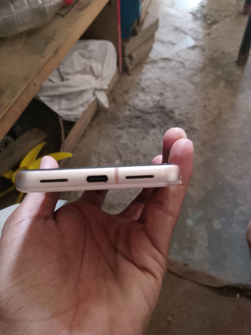 Google Pixel 8 4