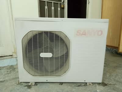 1.5 ton  Sanyo split AC