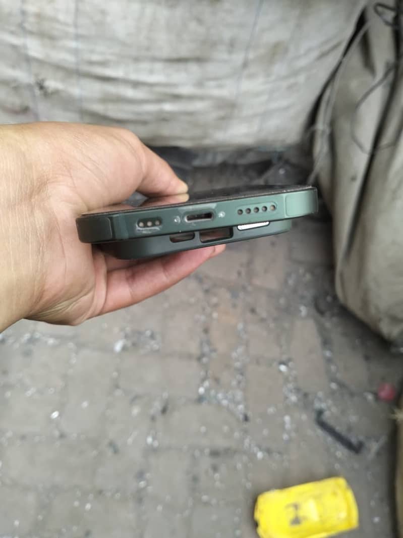 Apple iPhone 13 2