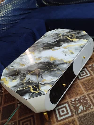 DINING FENCY NEW CENTER TABLE FOR SALE