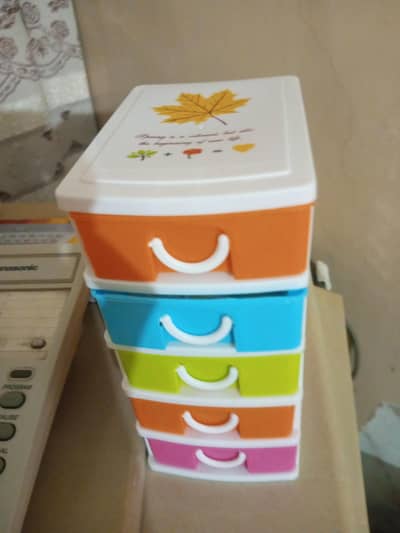 I am selling 5 lyarers drawer