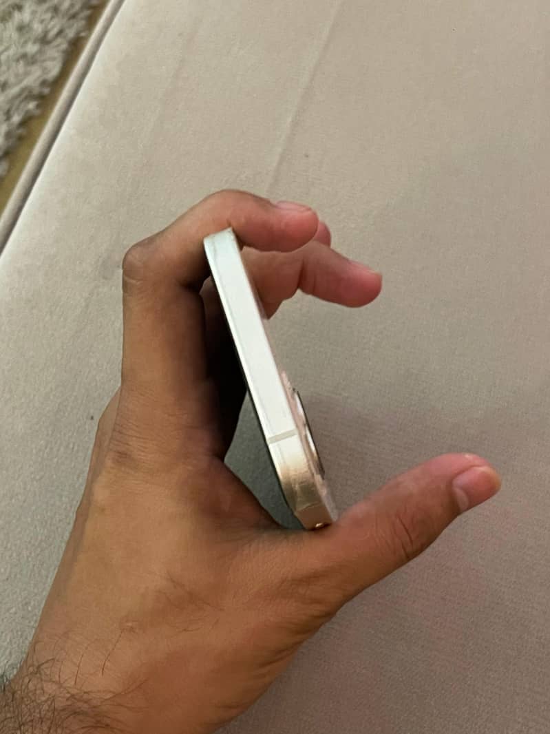 Apple iPhone 13 8