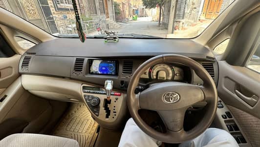 Toyota ISIS 2012